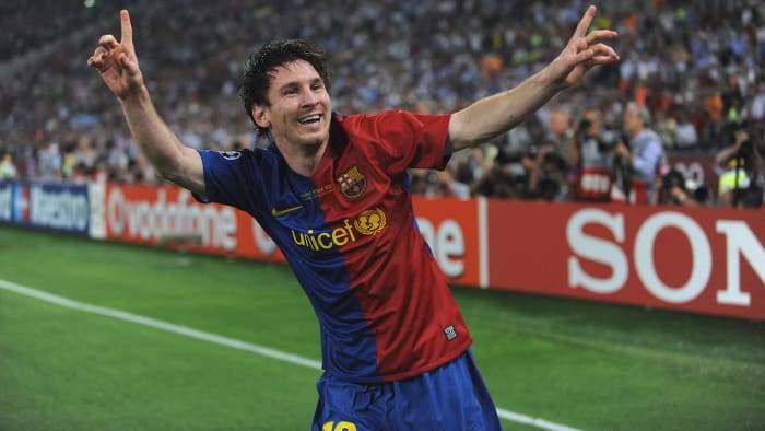 Lionel Messi scores in the 2009 Champions League final